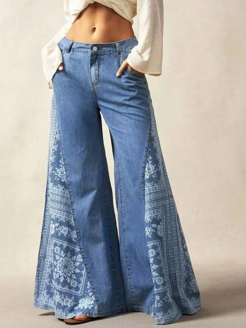Blommiga utsvängda jeans med fickor