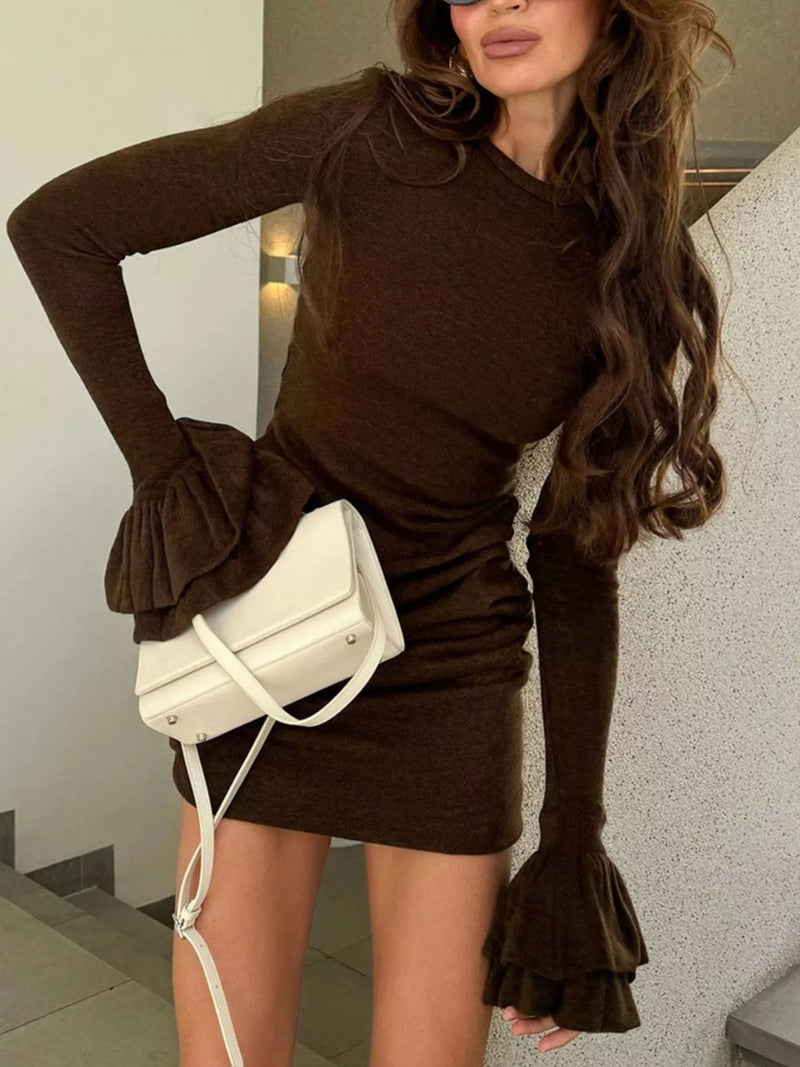 Rynkad miniklänning med volang i viskos