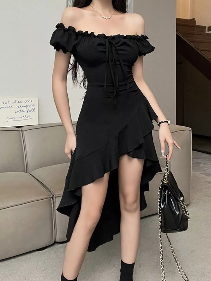 Offshoulder midiklänning med asymmetrisk nederkant