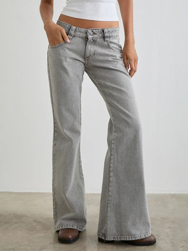 Utsvängda jeans med låg midja och knappstängning