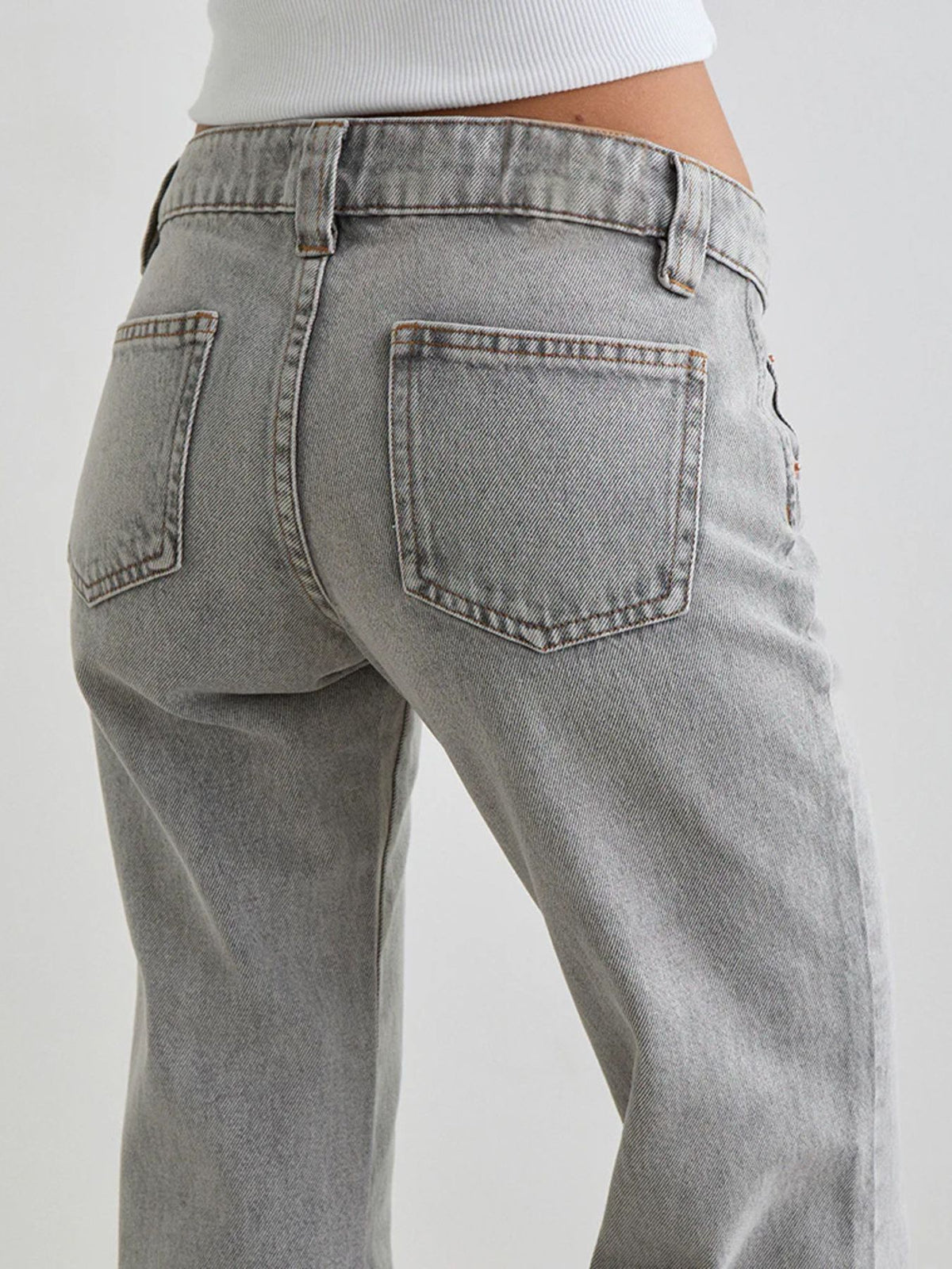 Utsvängda jeans med låg midja och knappstängning – bild 3