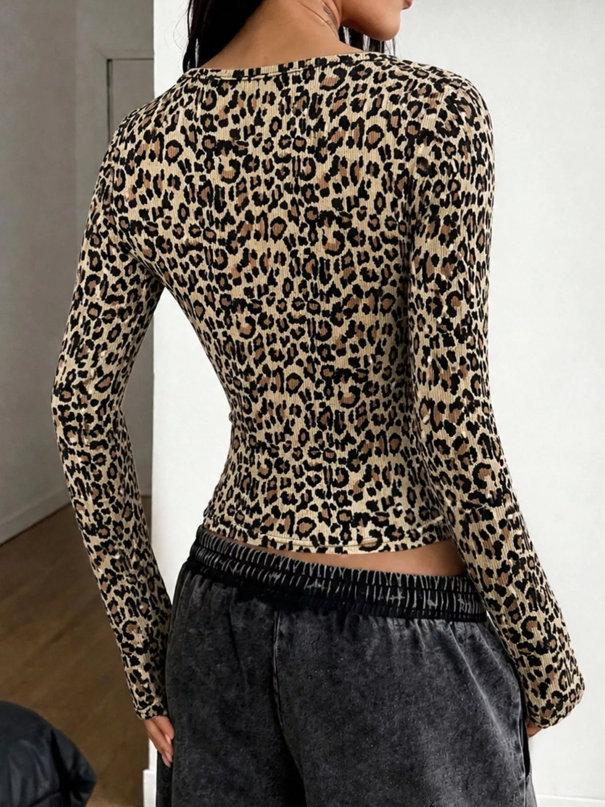 Leopardmönstrad slimmad t-shirt – bild 5