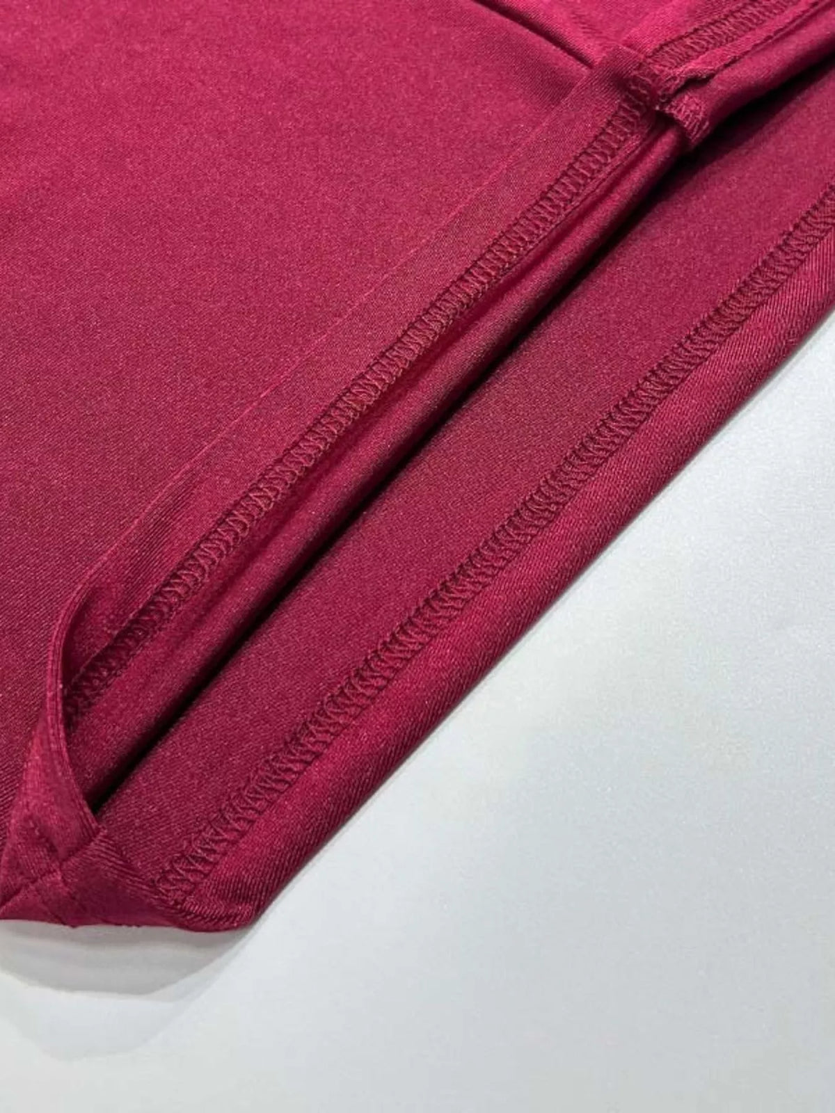Figurnära rynkad långärmad maxiklänning i polyester – bild 6