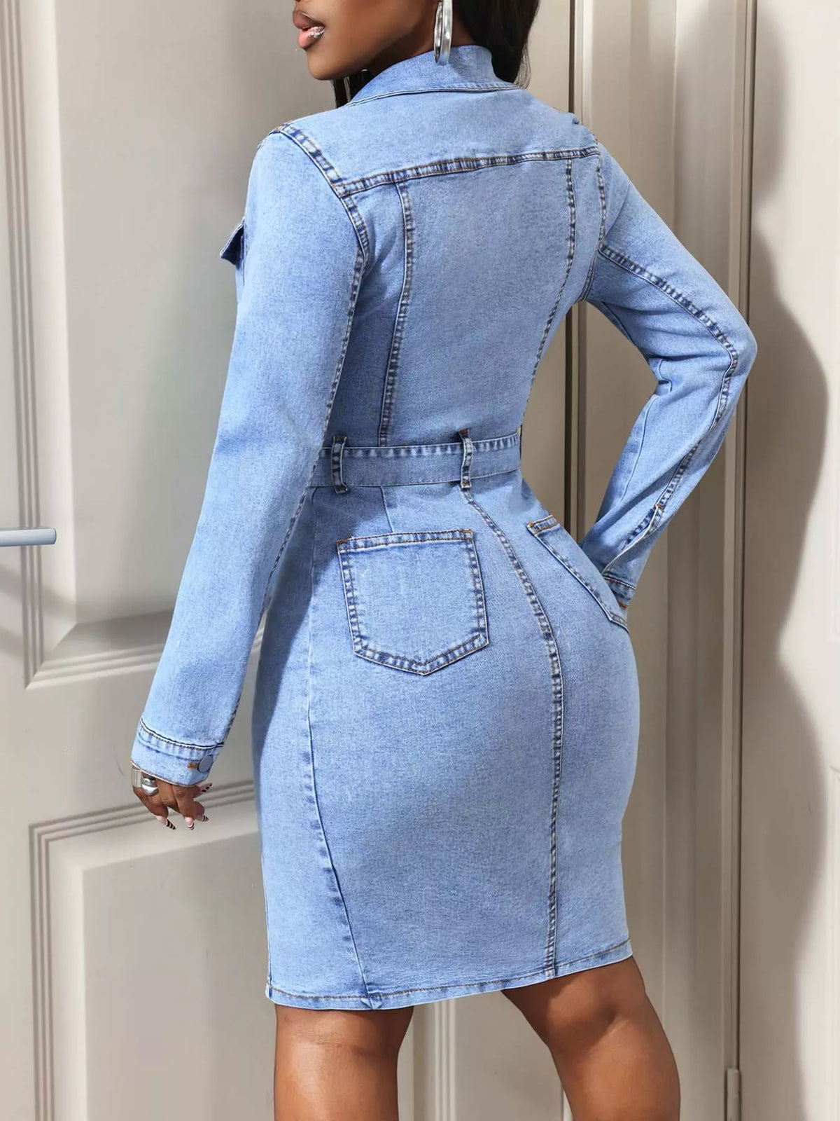 Jeansklänning i denim med knappstängning – bild 5