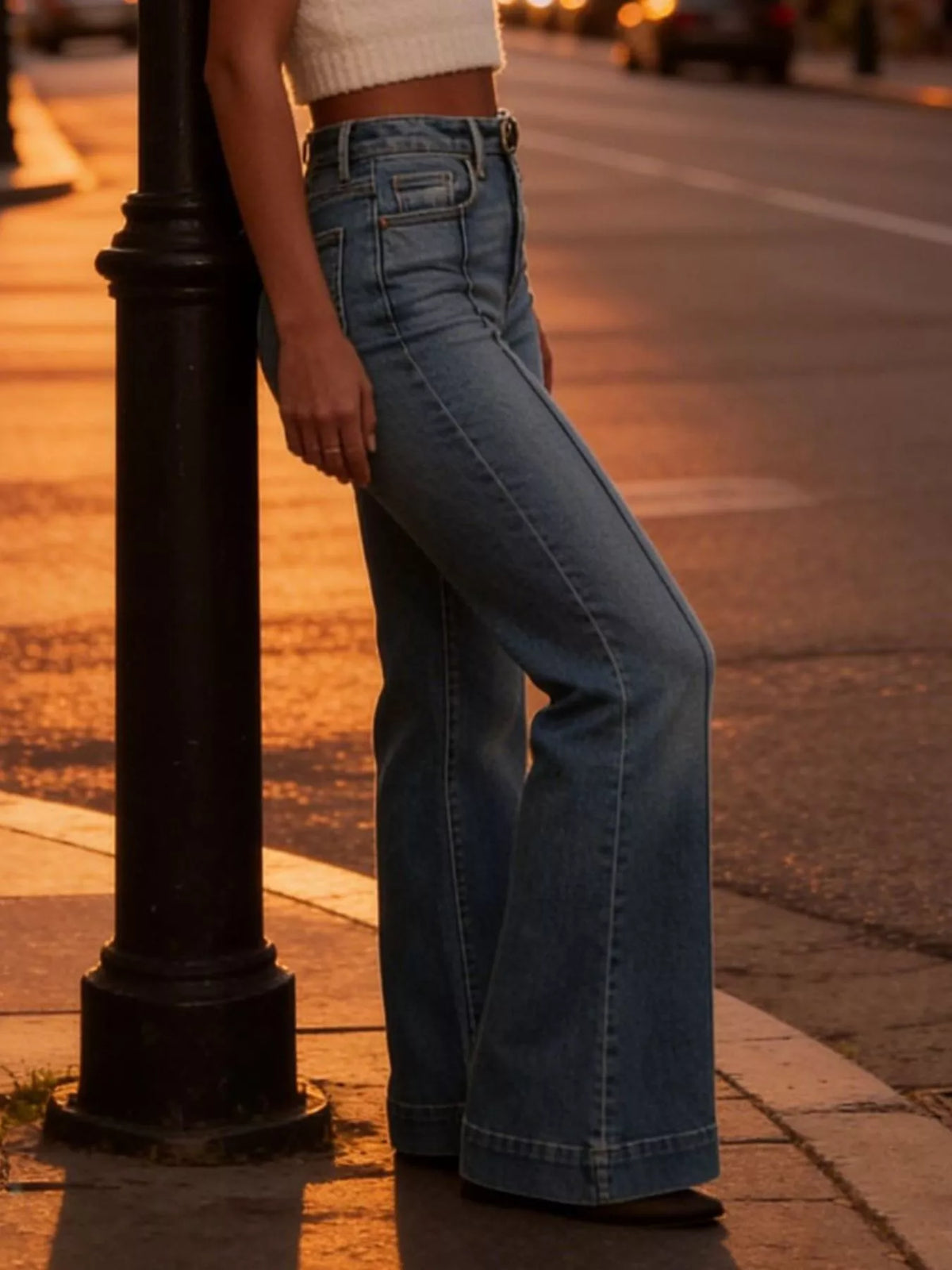 Utsvängda jeans med pressveck – bild 3