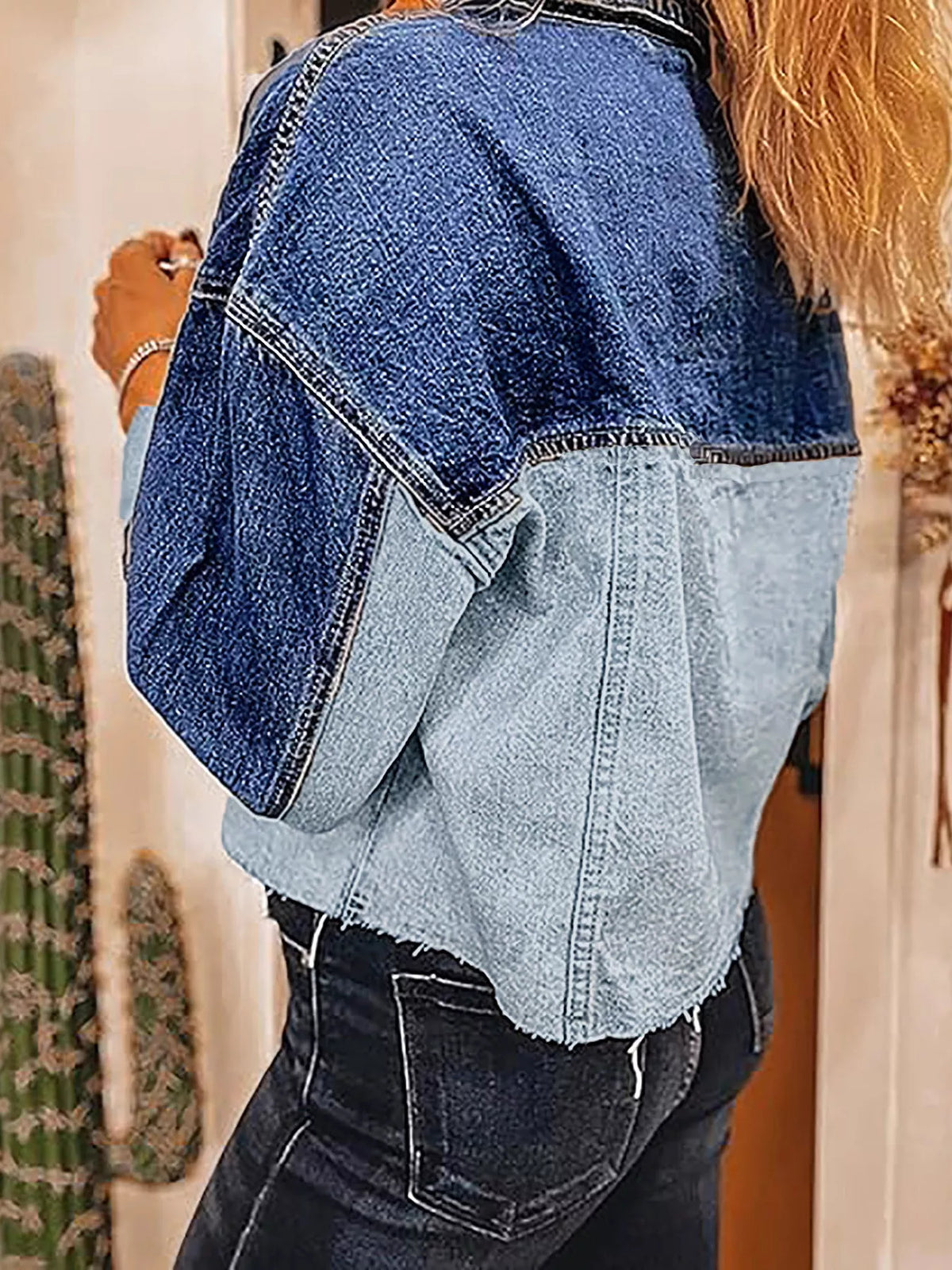 Jacka i denim med färgblock – bild 3