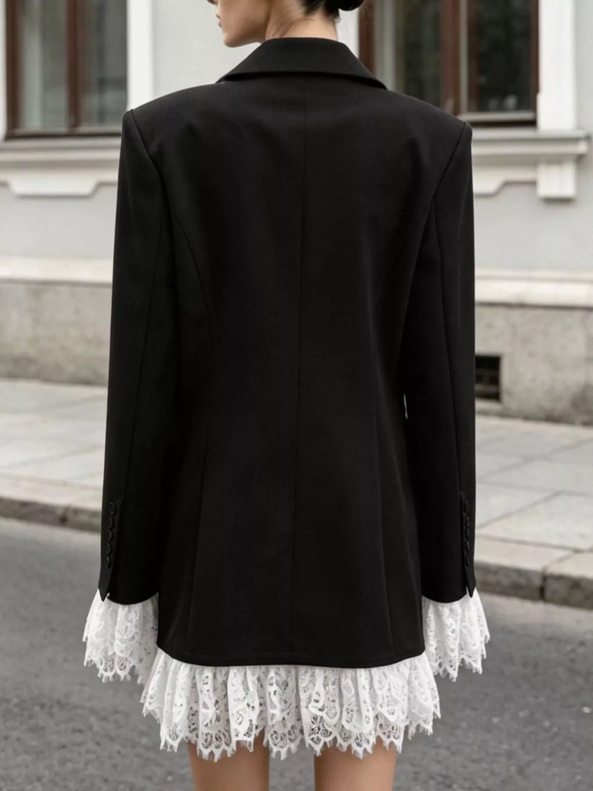 Blazer med knappstängning, spetskant i nederkant och volangkant – bild 5