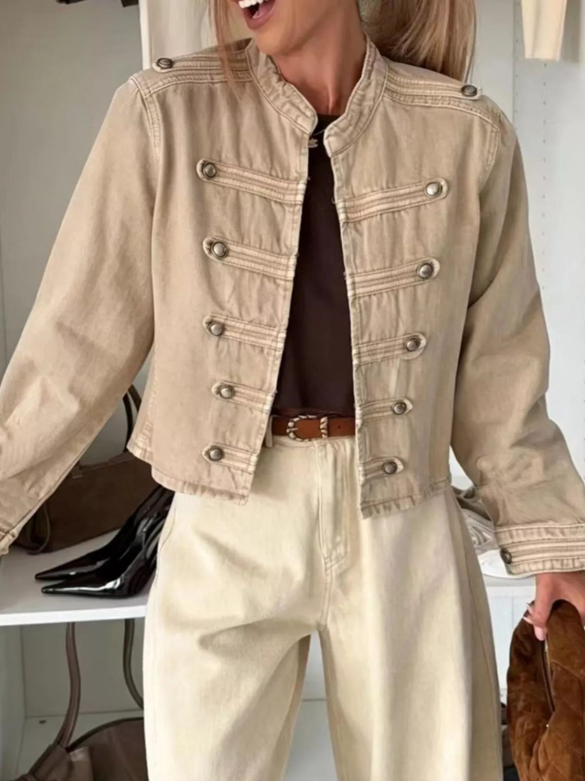 Kort jacka i denim med knappstängning – bild 6