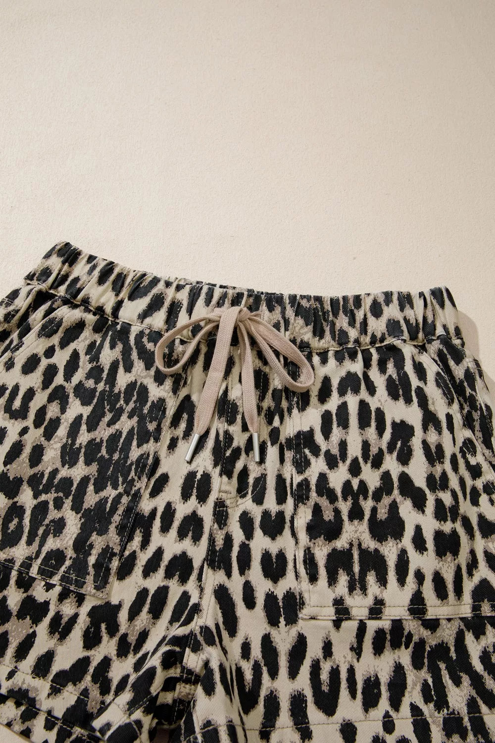 Leopardmönstrade shorts i denim med medelhög midja – bild 5