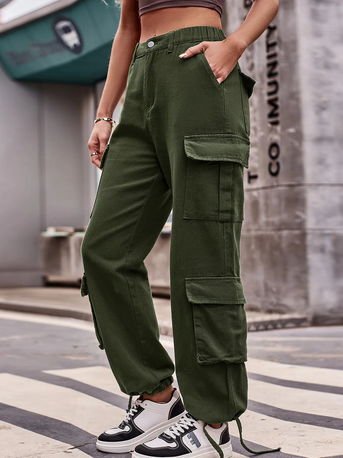 Vida jeans med cargofickor i bomull – bild 11