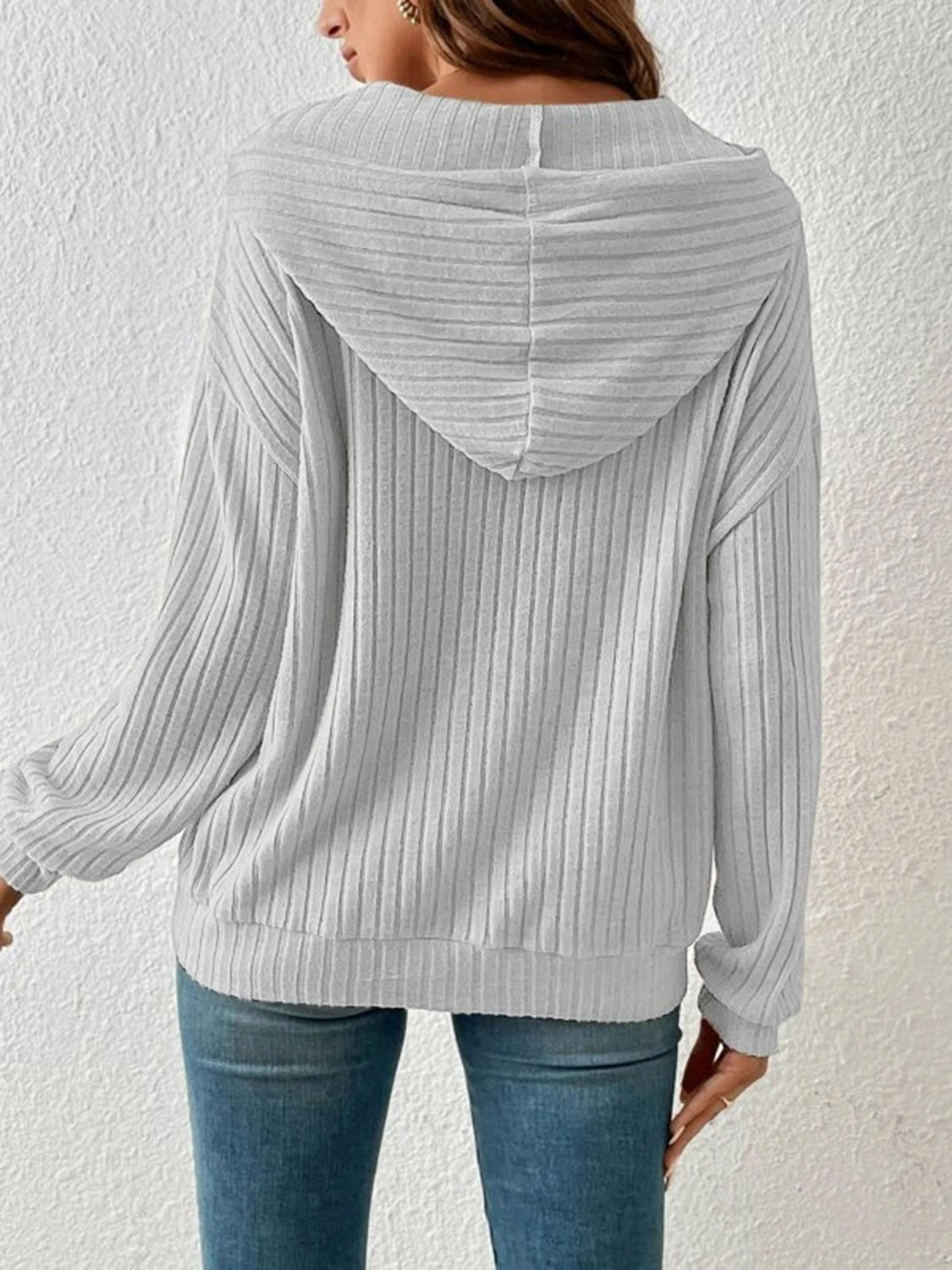 Ribbad hoodie med sänkt axel – bild 11