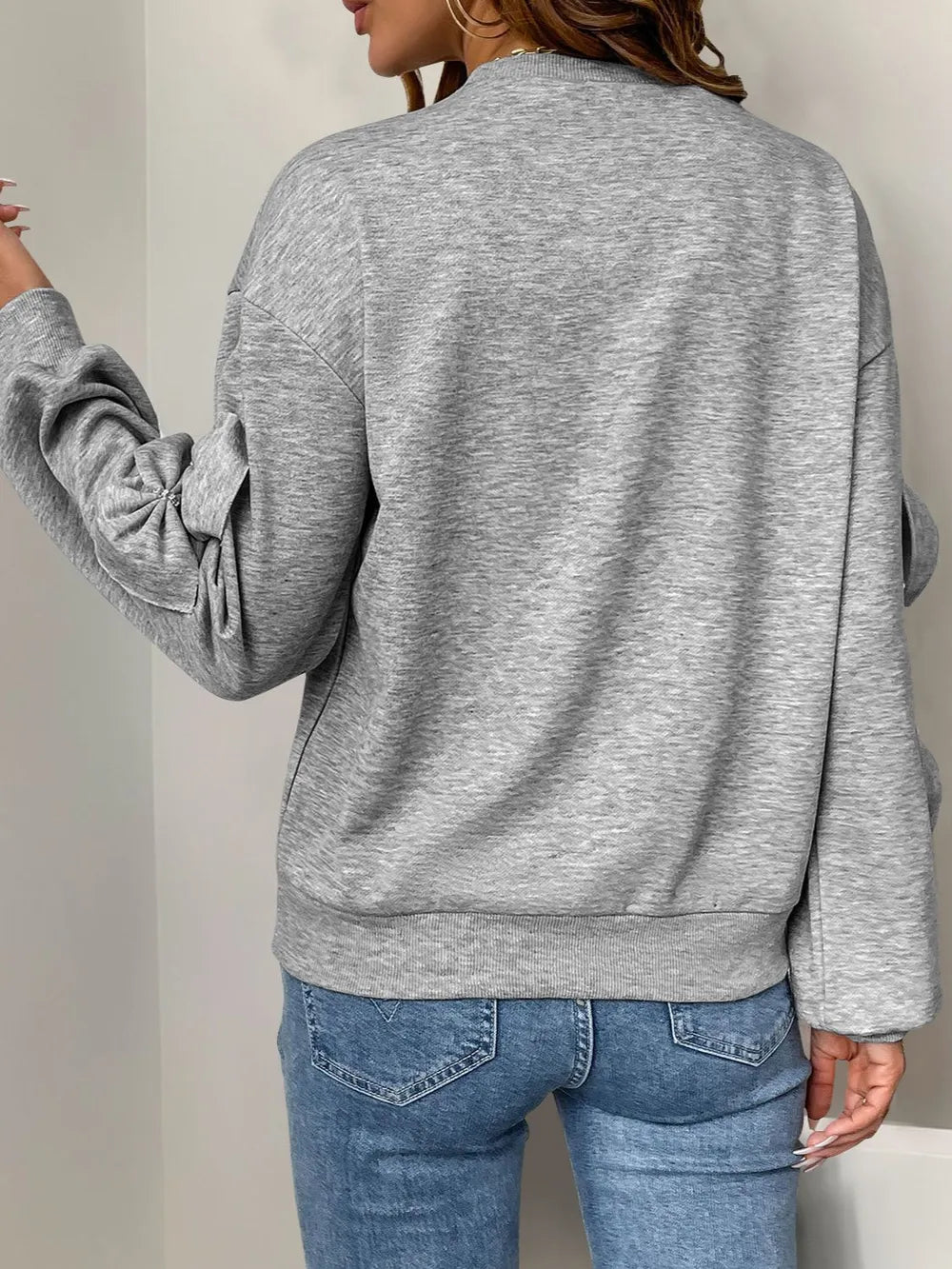 Långärmad sweatshirt med rund halsringning och rosett – bild 2