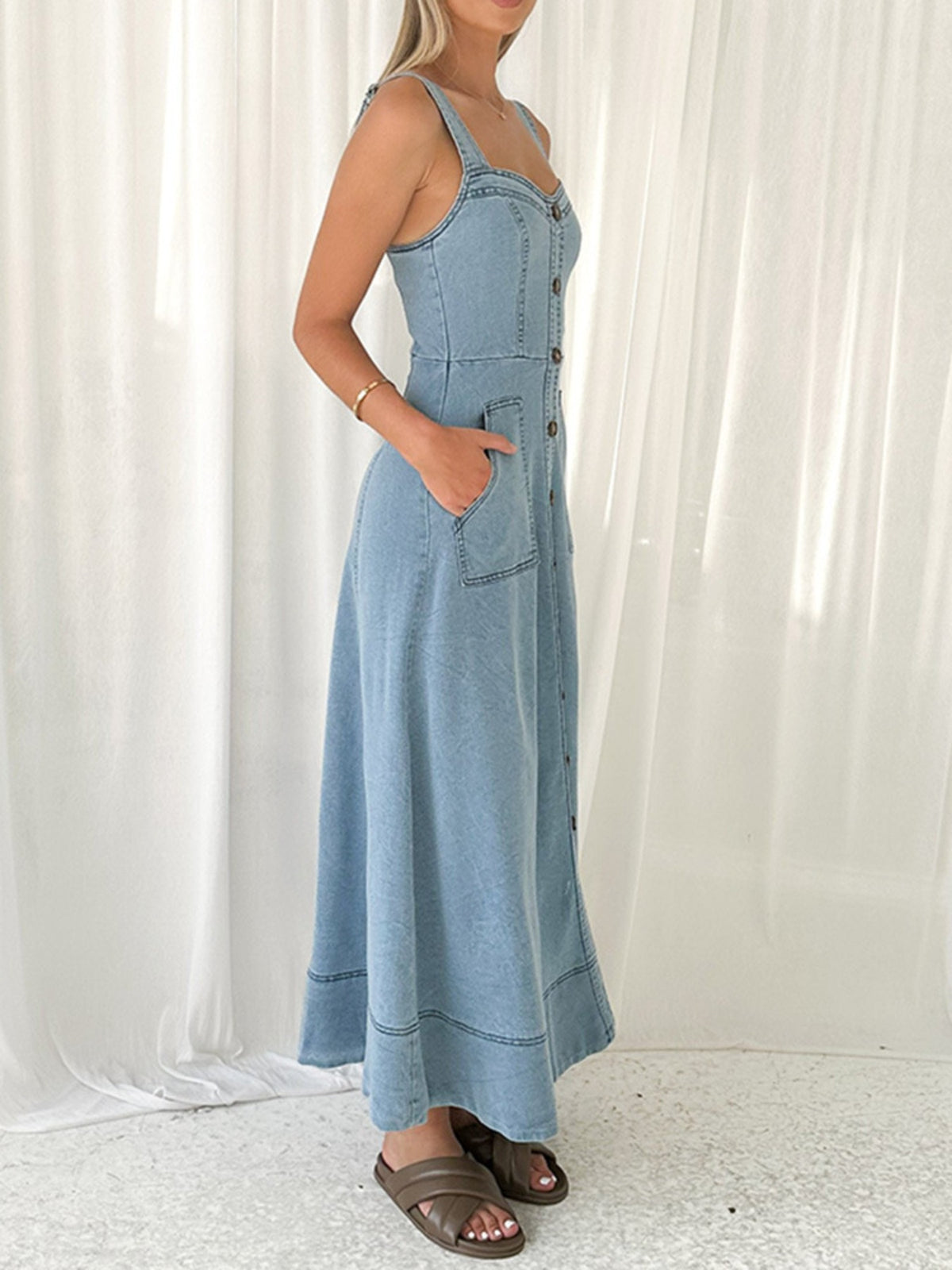 Utställd jeansklänning i denim med knappstängning – bild 4