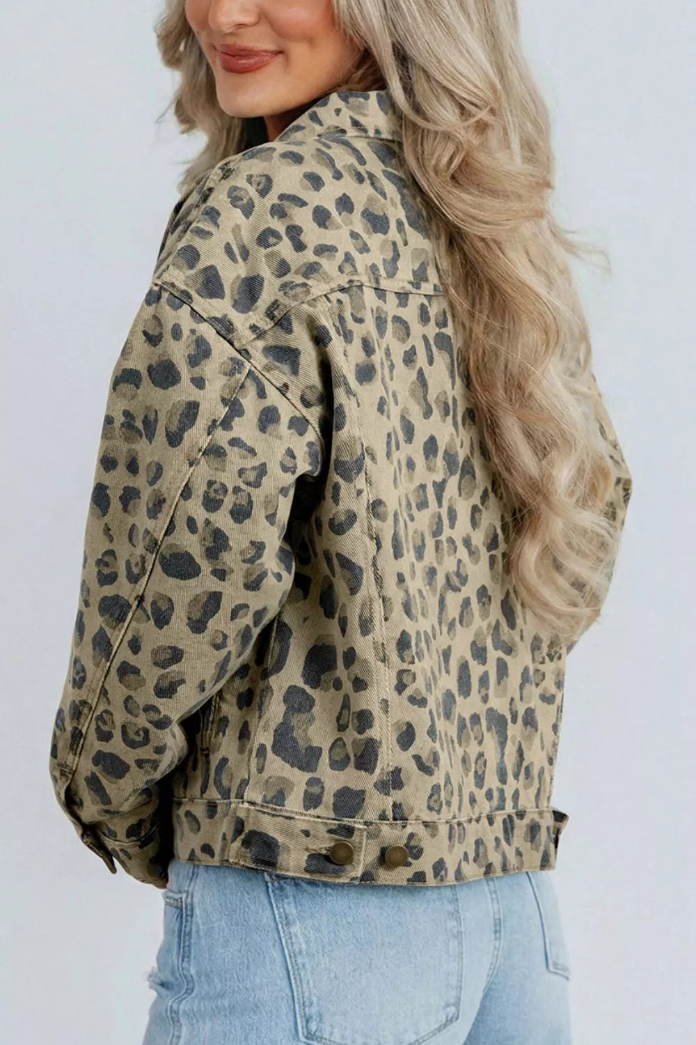 Leopardmönstrad jacka i denim – bild 2