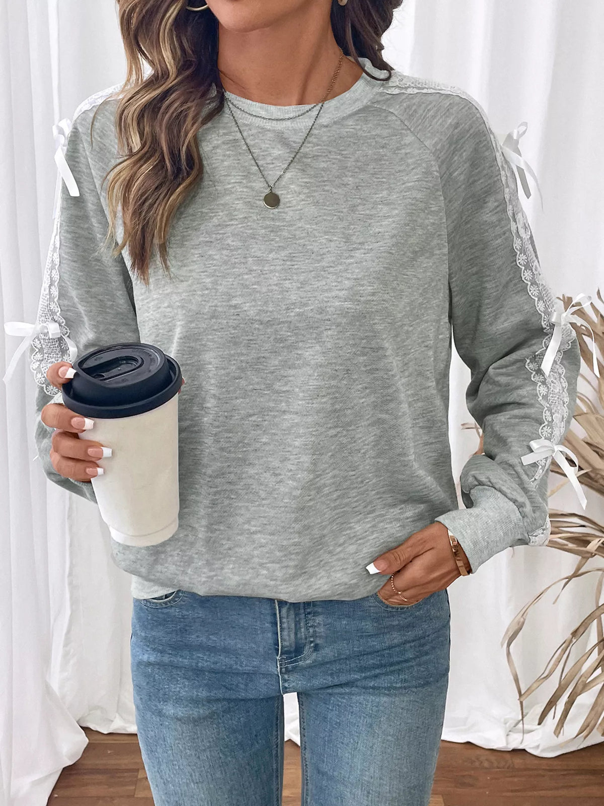 Sweatshirt med rund halsringning och spetskant – bild 4