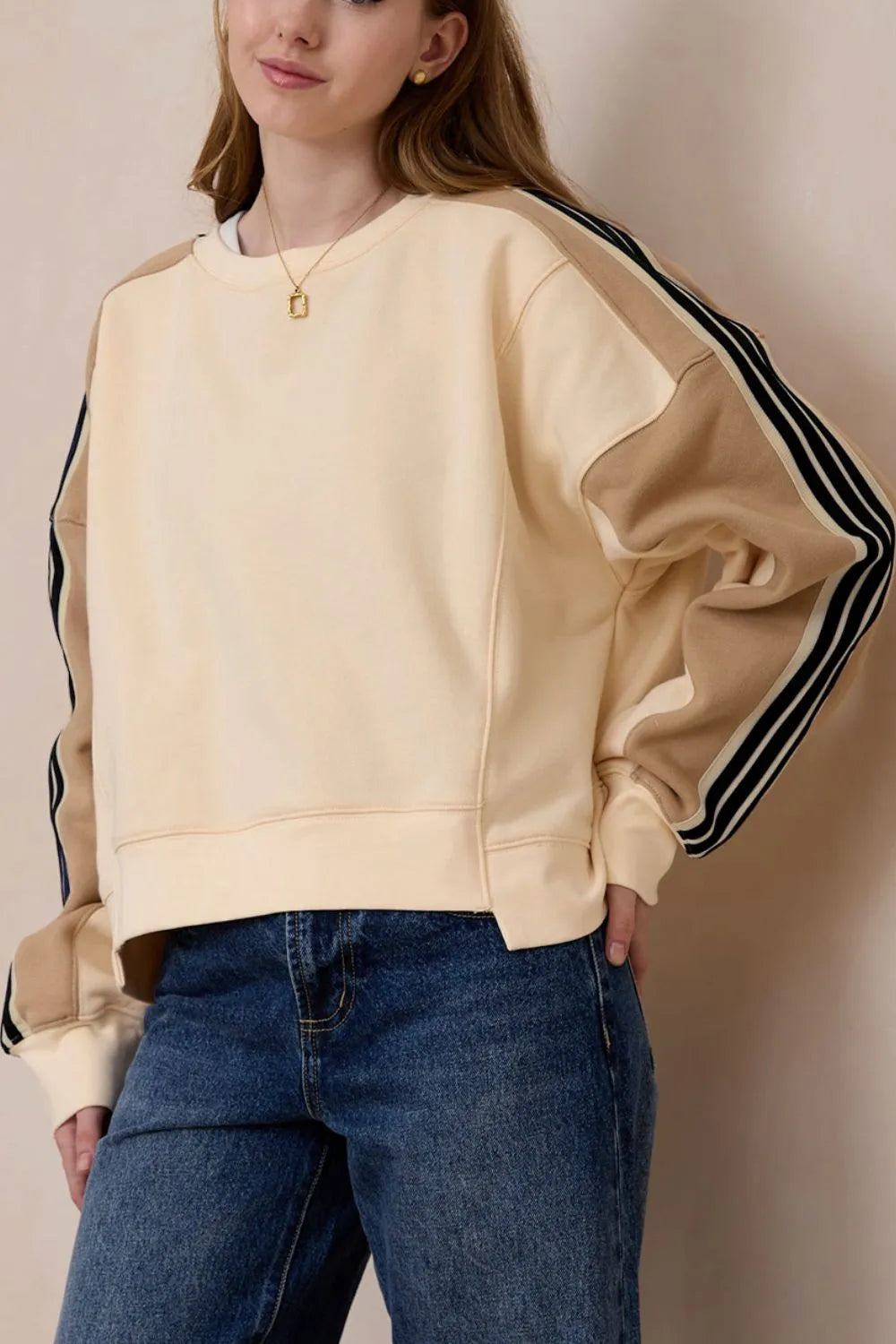 Långärmad sweatshirt med rund halsringning och kontrastsöm – bild 3
