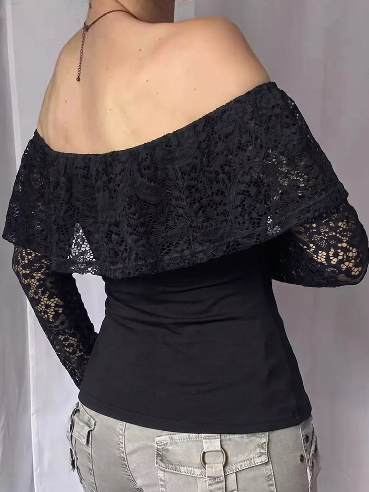 Offshoulder t-shirt med spetsvolang – bild 5