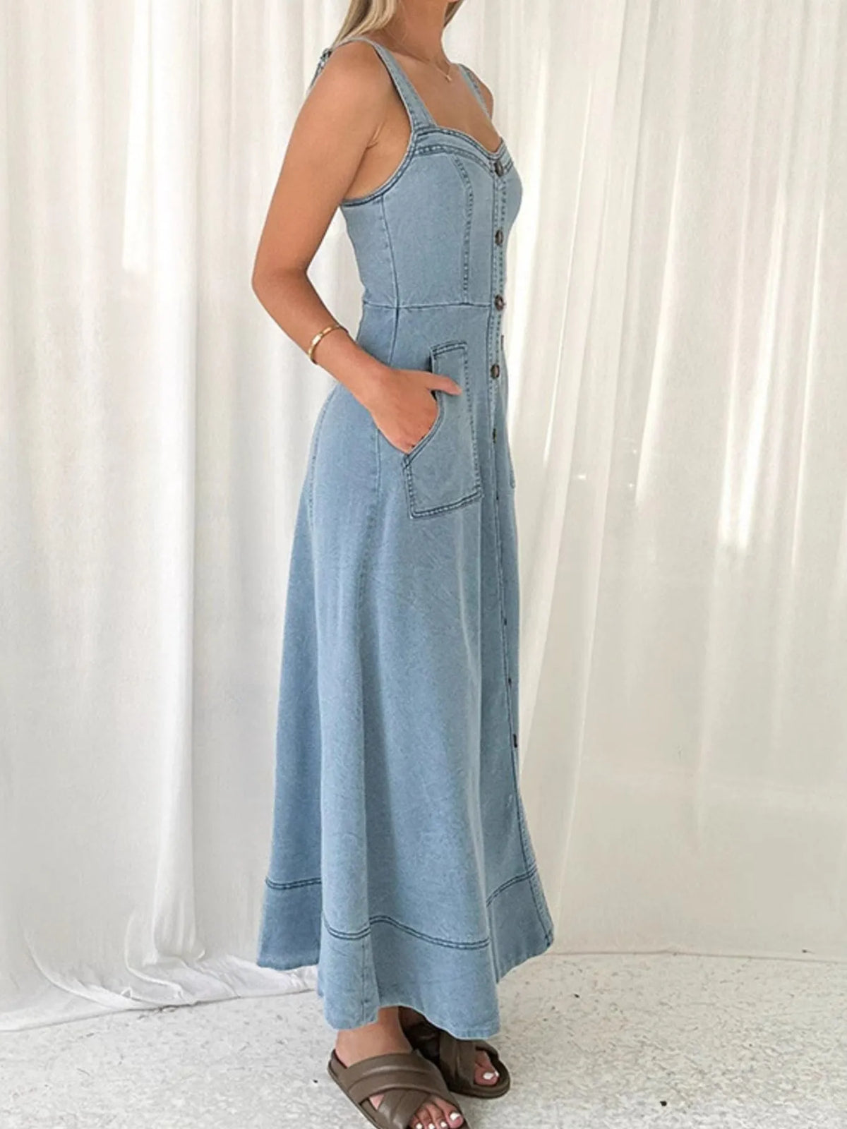 Jeansklänning i denim med hjärtformad urringning – bild 5