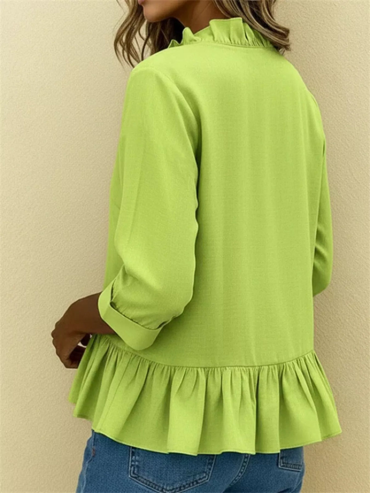V-ringad blus med peplum – bild 10