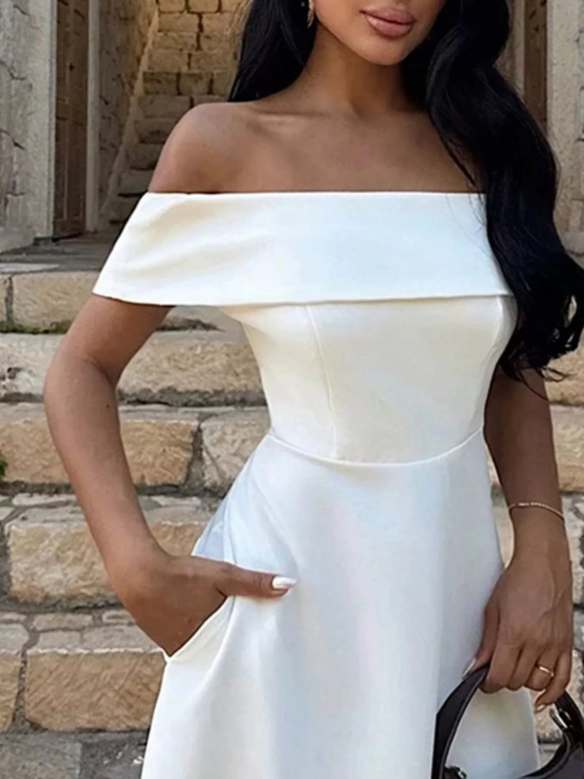 Utställd offshoulder maxiklänning med fickor – bild 3