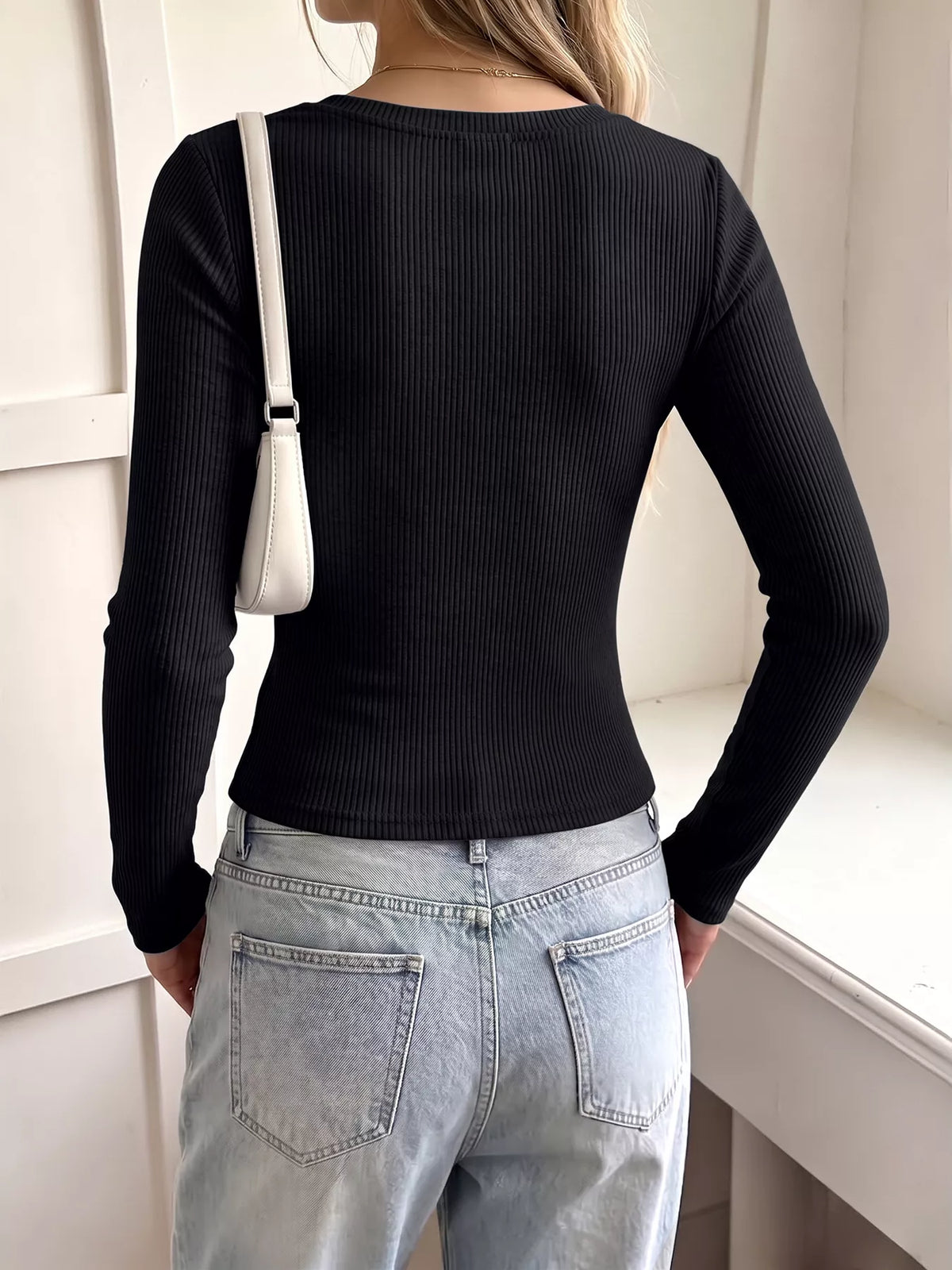Ribbad långärmad t-shirt med dekorativa knappar – bild 8