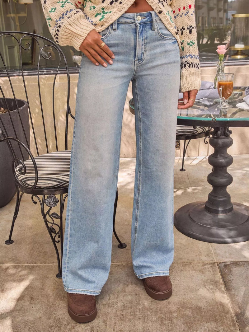 Blekt tvättade vida jeans med knappstängning