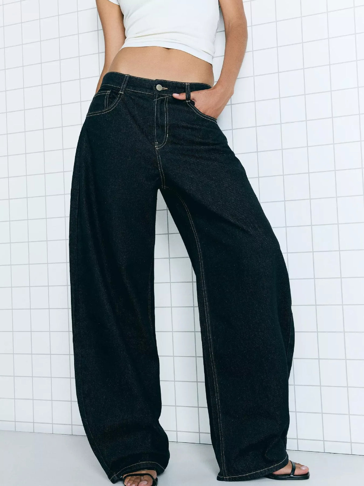 Ballongformade jeans med knappstängning – bild 4