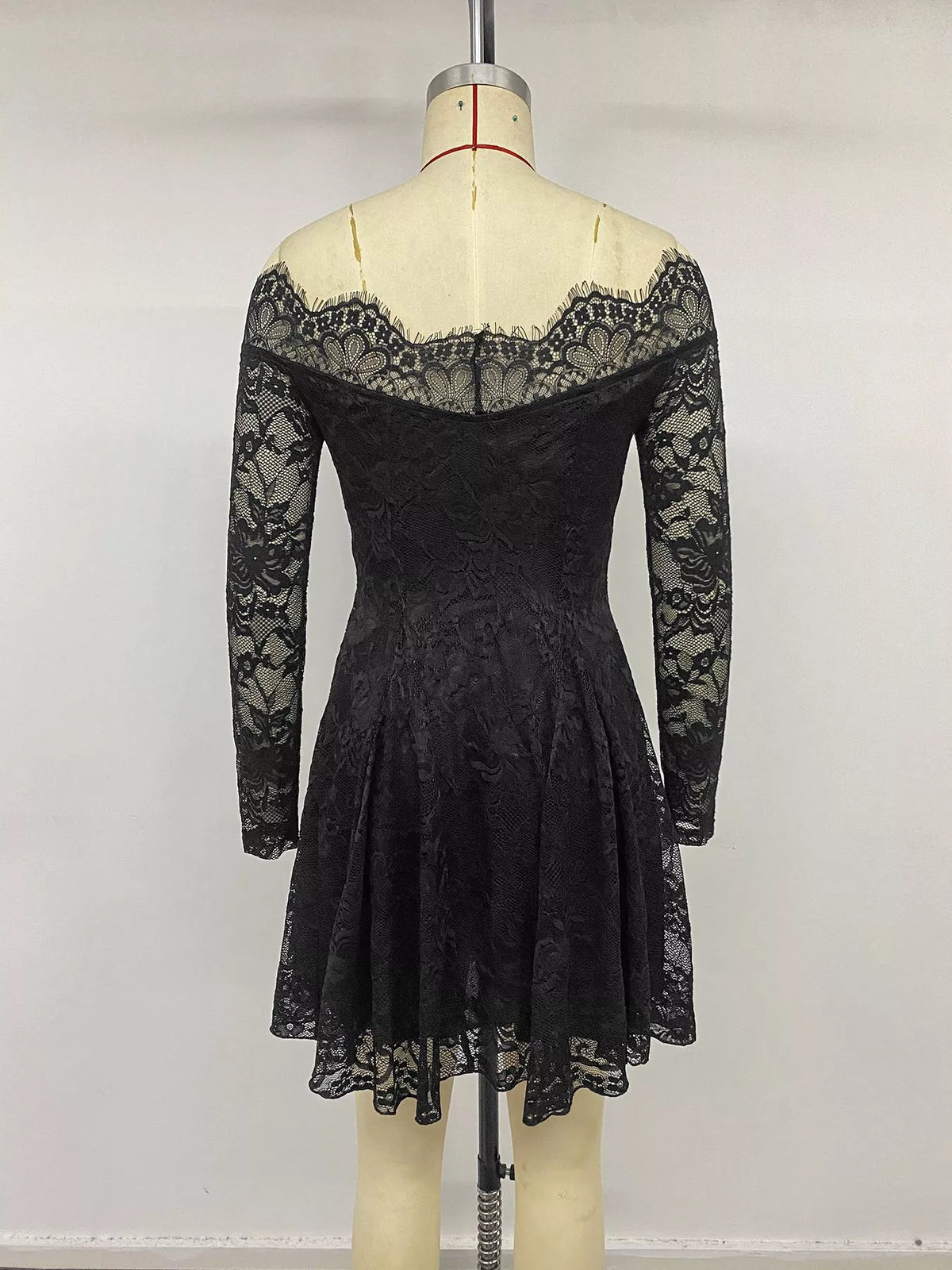 Offshoulder miniklänning i spets – bild 8