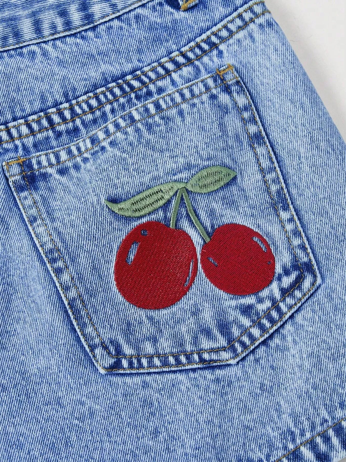 Broderade shorts med körsbärsmotiv – bild 2