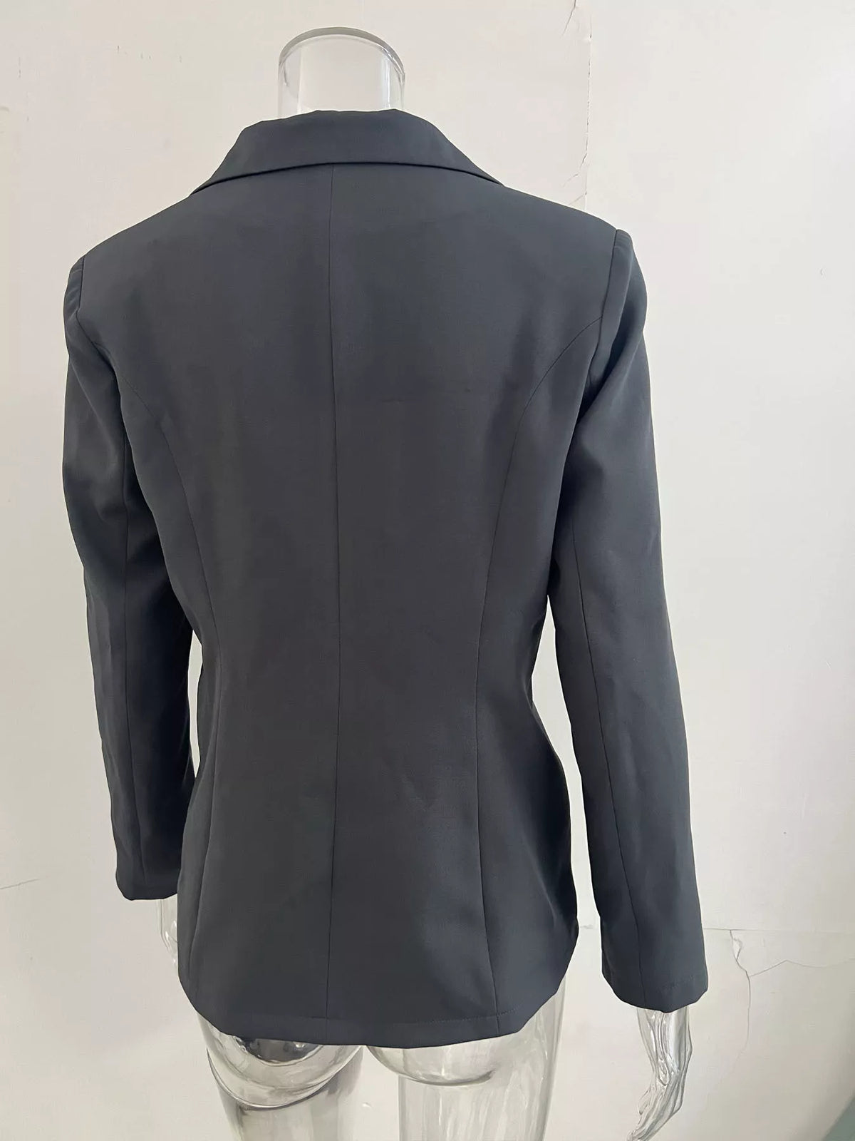 Slimmad blazer med knappstängning – bild 4