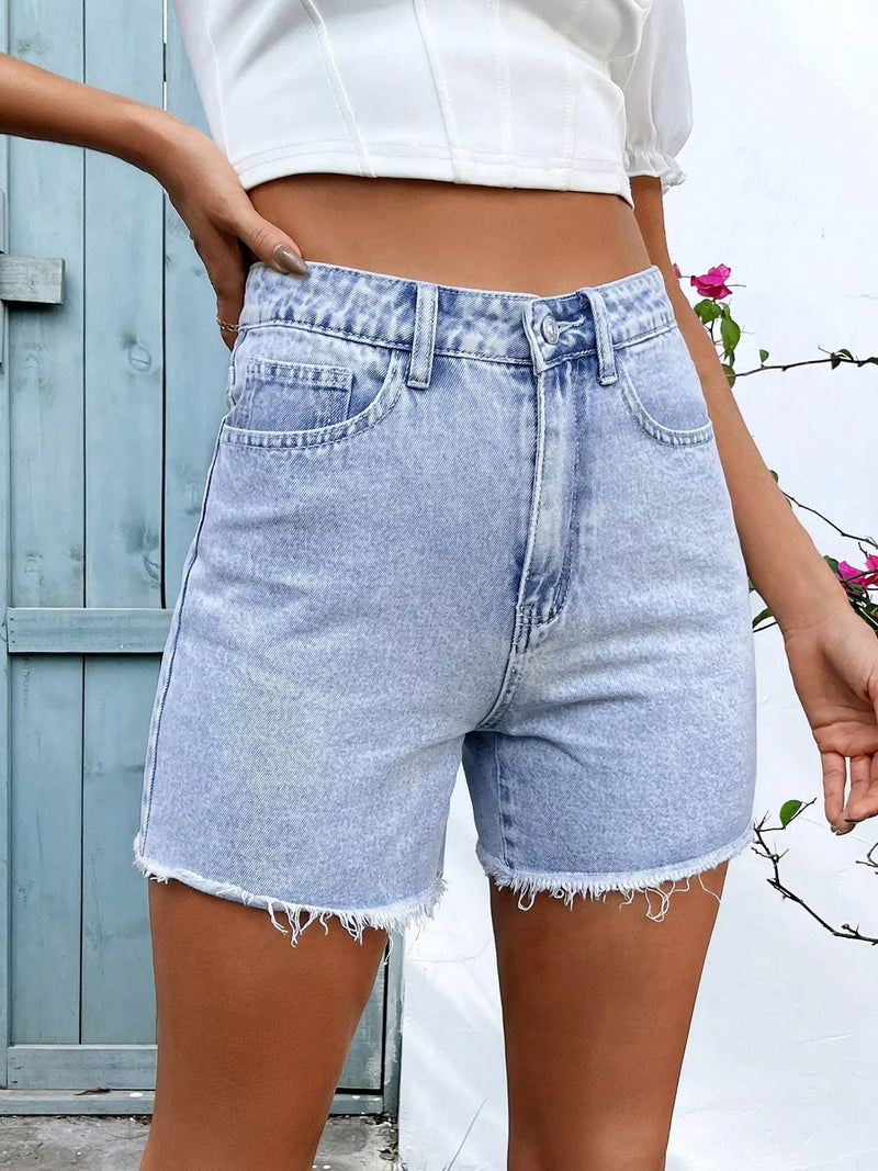 Shorts i denim med knappstängning, fransad kant och fickor