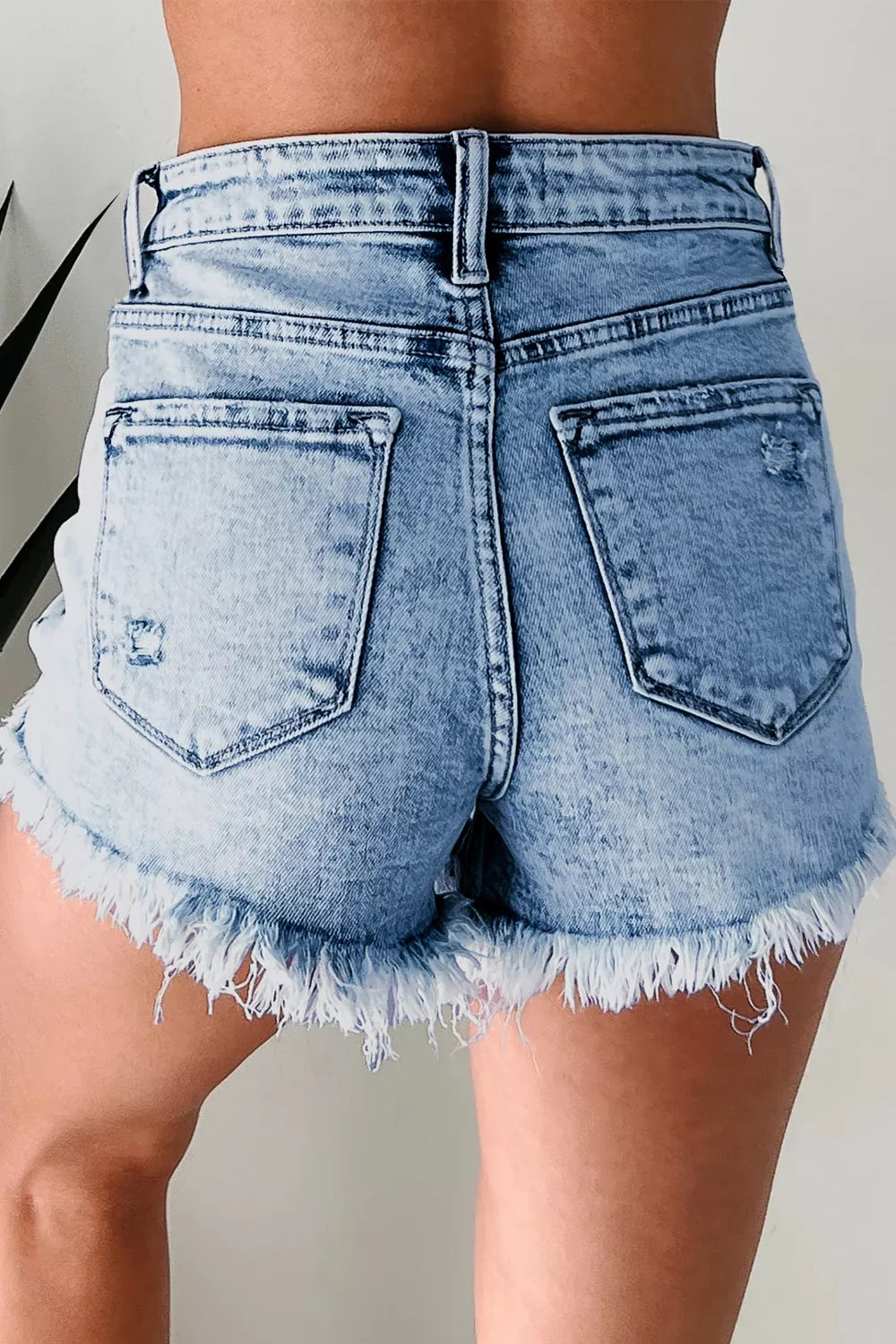 Shorts i denim med knappstängning, fransad kant och slitna detaljer – bild 2