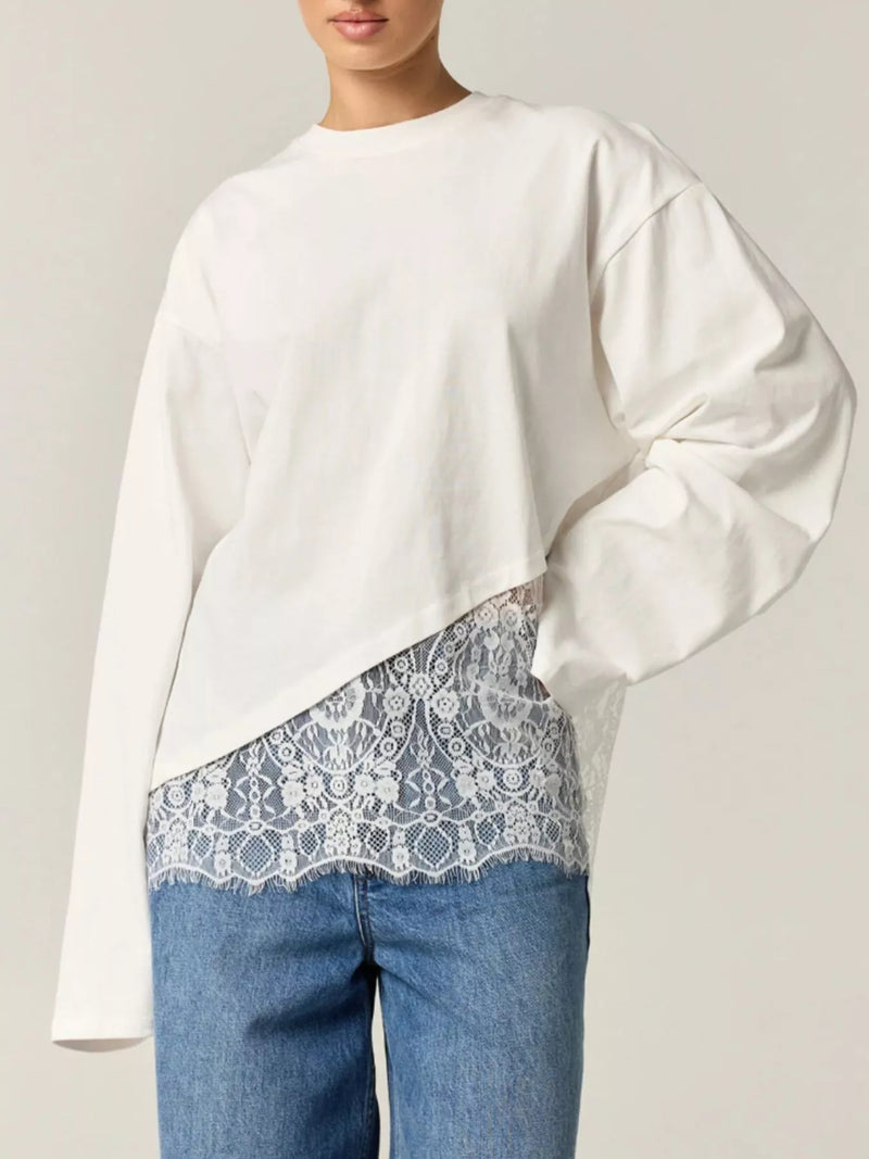 Asymmetrisk långärmad t-shirt med spetskant i nederkant