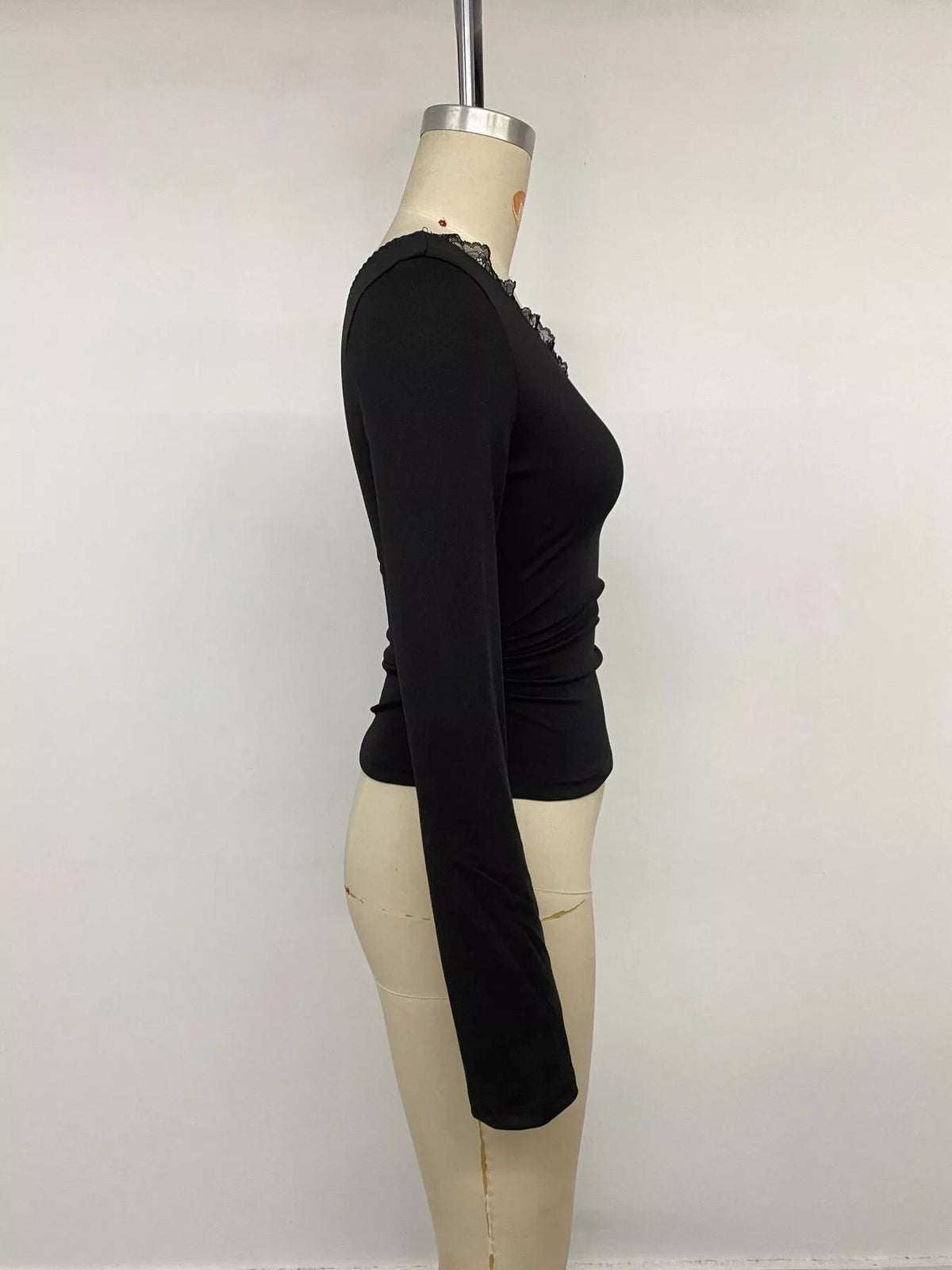 Slimmad enaxlad t-shirt med spetskant – bild 12