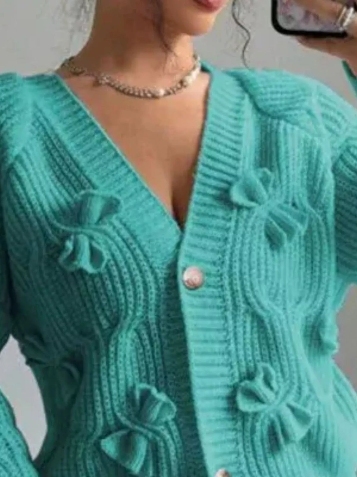 Kabelstickad v-ringad cardigan med knappstängning – bild 10