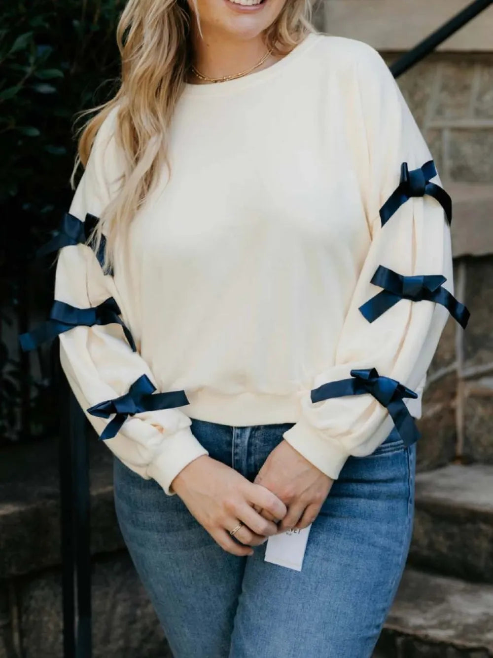 Långärmad sweatshirt med rund halsringning, kontrastsöm och rosett – bild 6