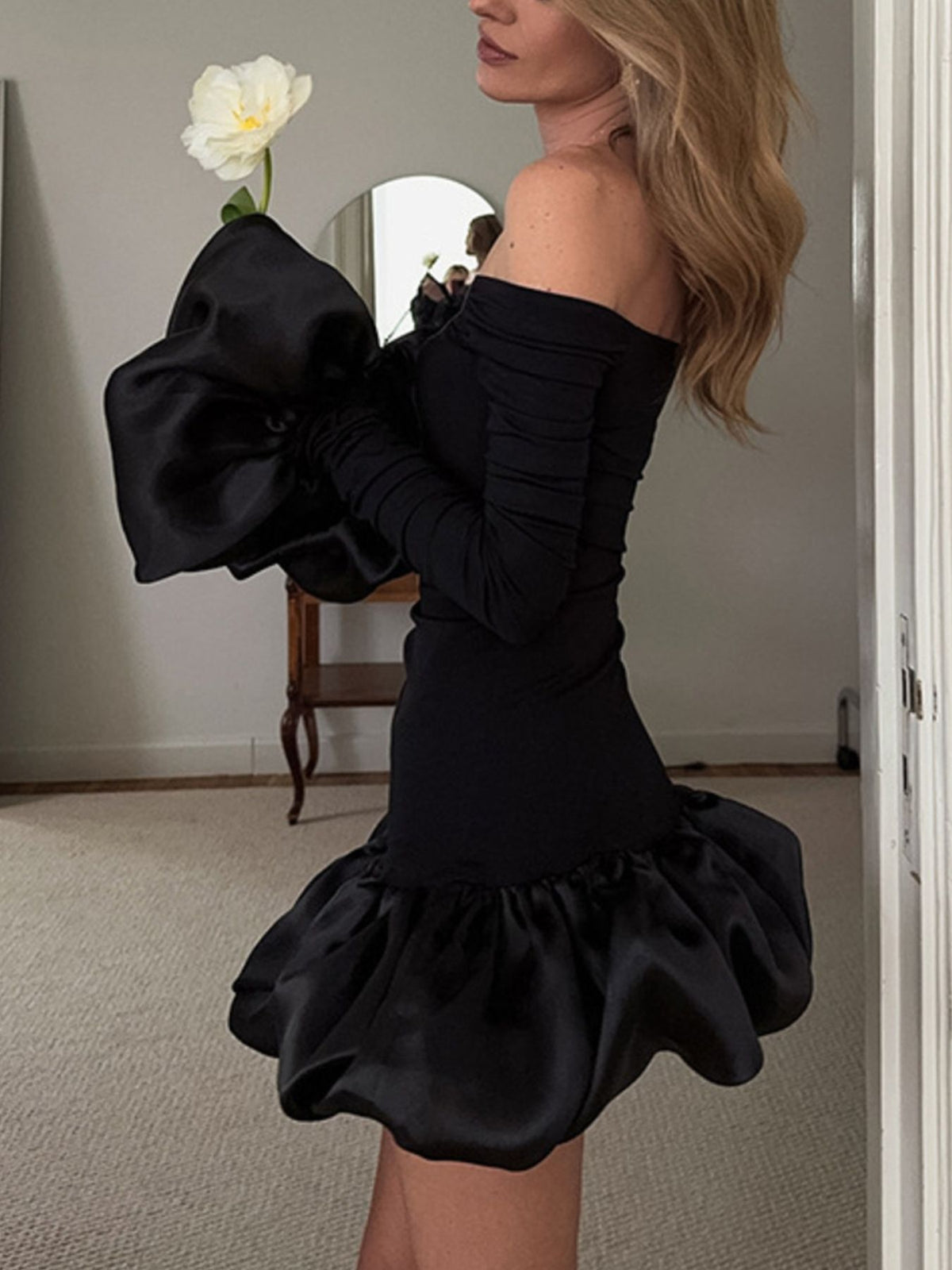 Offshoulder miniklänning med volang – bild 7