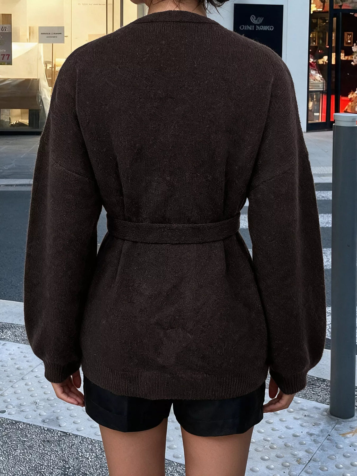 Cardigan med omlott och sänkt axel – bild 6