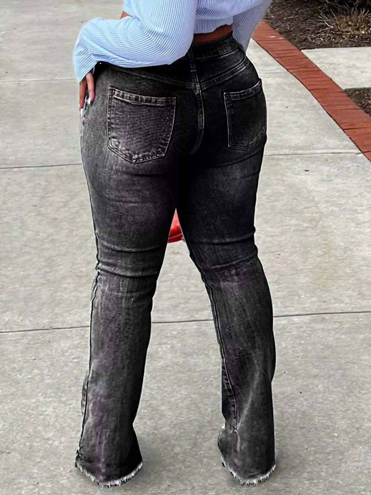 Utsvängda jeans med revor – bild 10