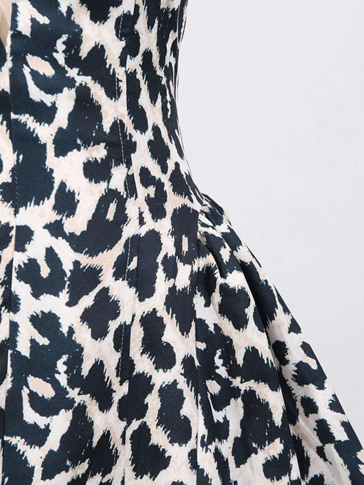 Leopardmönstrad miniklänning med halterneck – bild 10