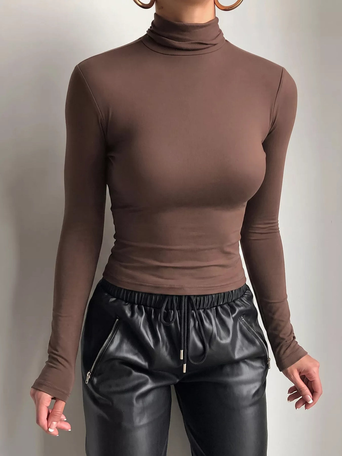 Slimmad långärmad t-shirt med hög halsringning i polyester – bild 2