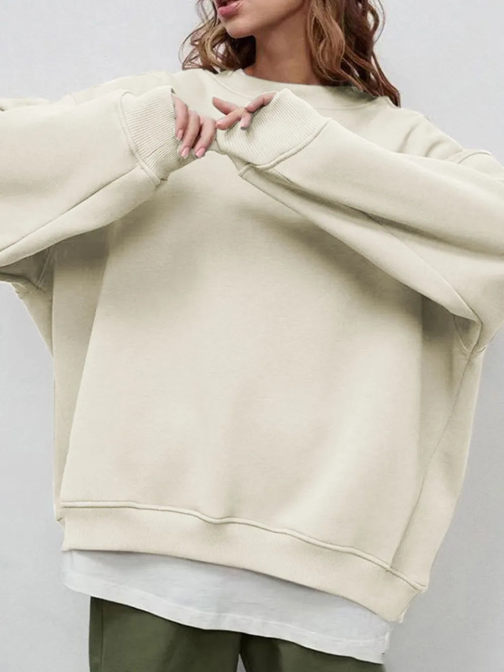Sweatshirt med rund halsringning och sänkt axel – bild 29