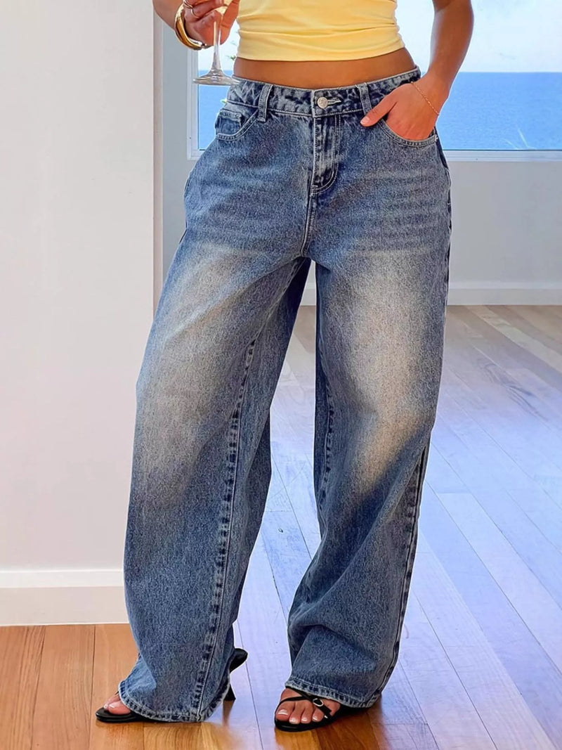 Vida jeans med slitningar och knappstängning