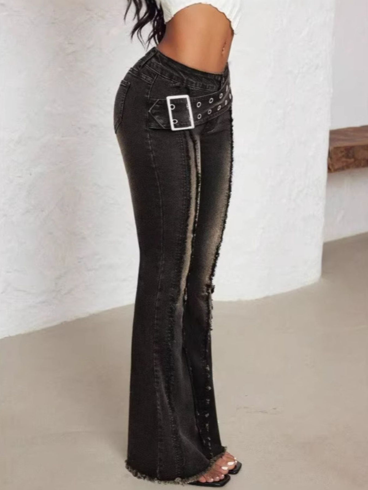 Utsvängda jeans med hög midja och skärp i polyester – bild 5