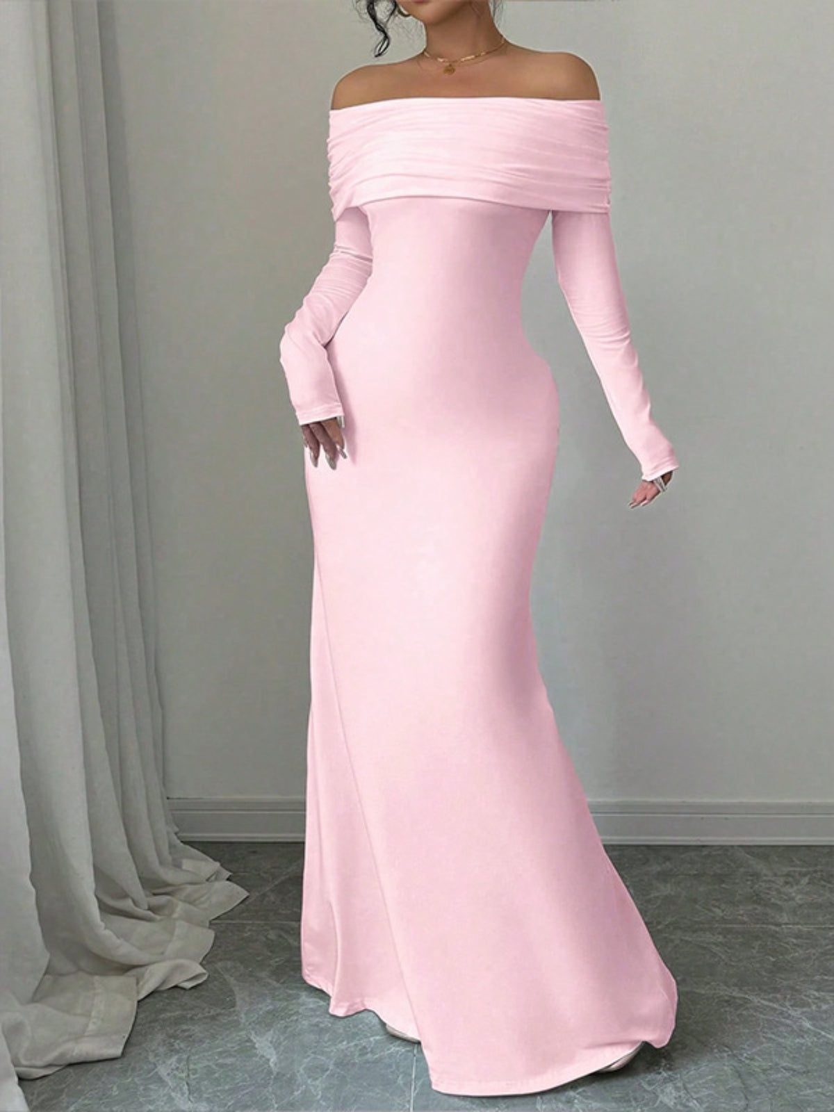 Figurnära offshoulder maxiklänning med öppen rygg – bild 4
