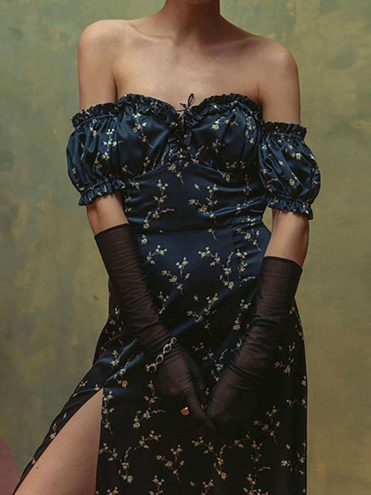 Blommig offshoulder midiklänning med volangkant – bild 2