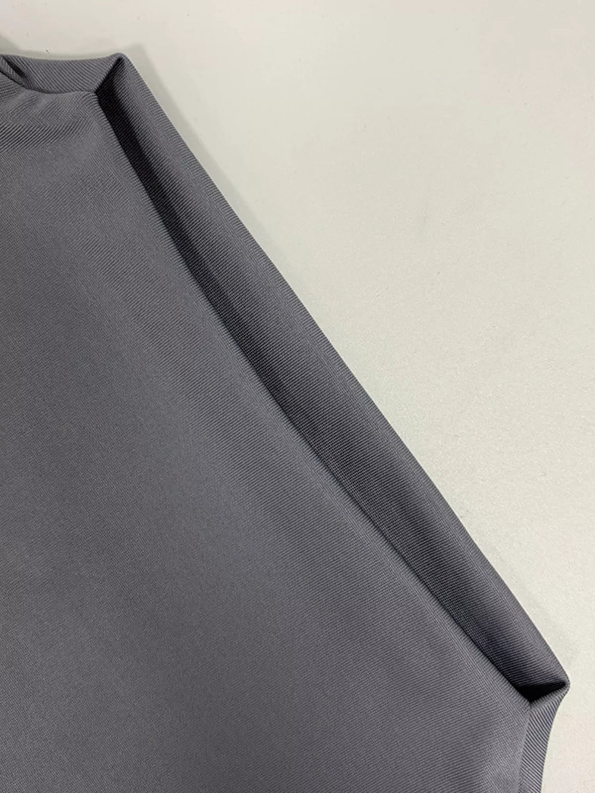 Figurnära rynkad miniklänning med hög halsringning i polyester – bild 8