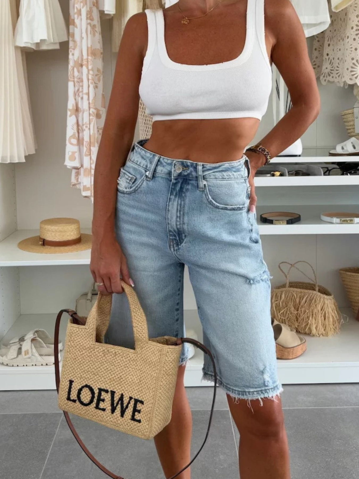 Shorts i denim med hög midja, rå kant och slitna detaljer – bild 3