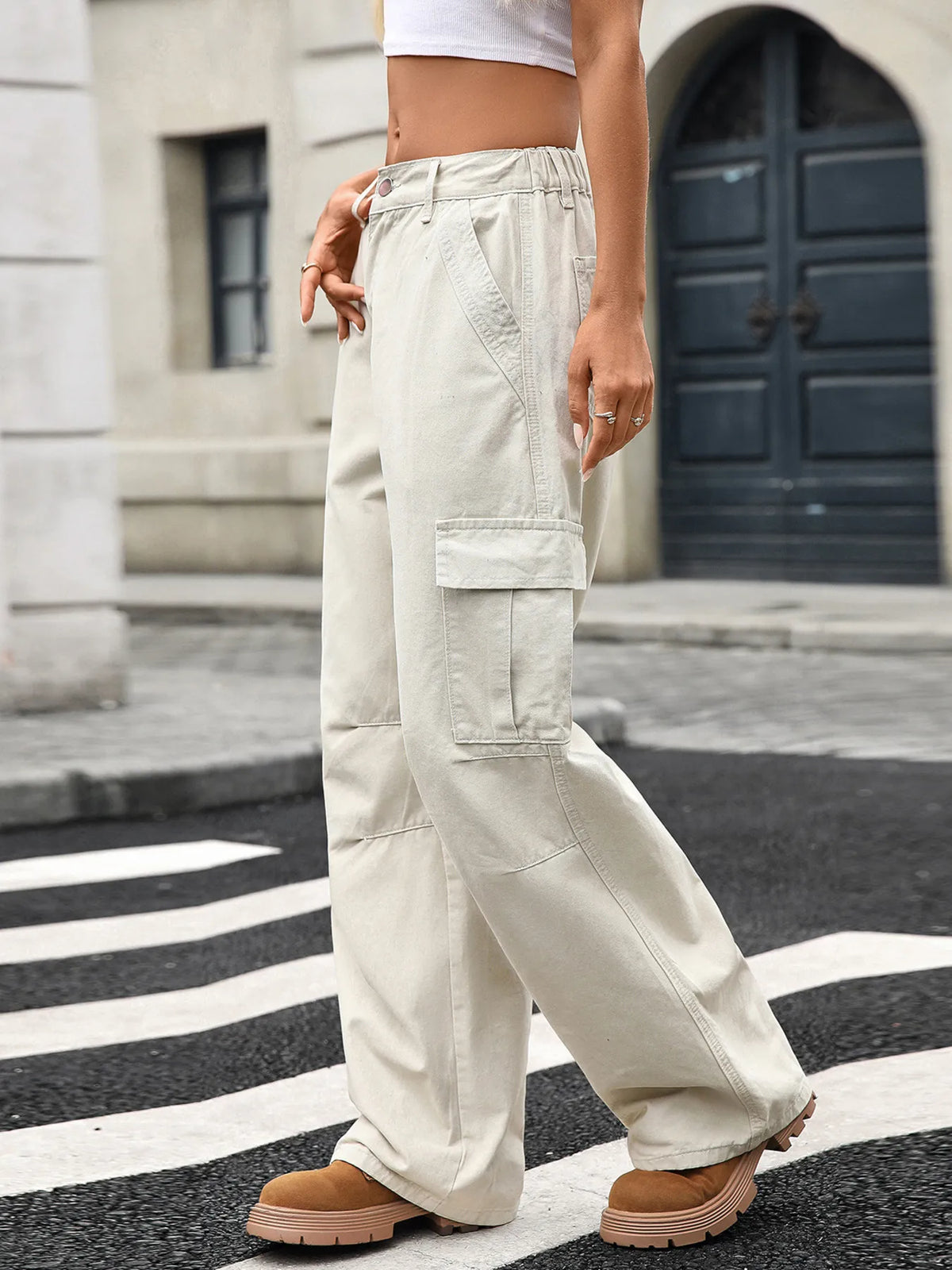 Vida jeans med cargofickor i viskos – bild 3