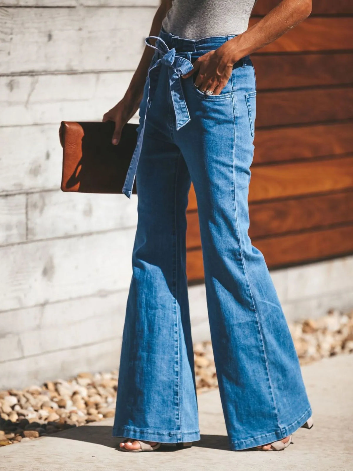 Utsvängda jeans med hög midja och knytning fram – bild 2